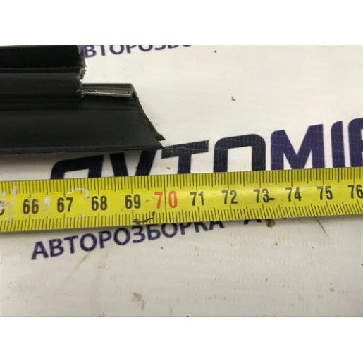Уплотнитель стекла двери задний правый внутренний L700mm VW Passat B6 Wagon 2005-2010 3C9839472B